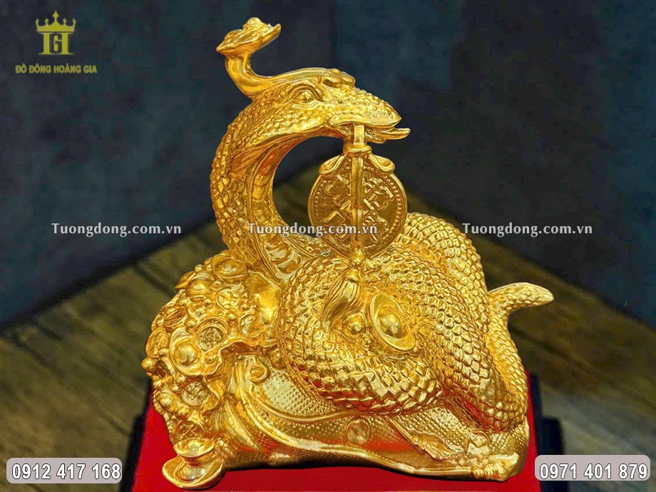 Toàn bộ bề mặt vật phẩm được dát vàng 9999 sang trọng